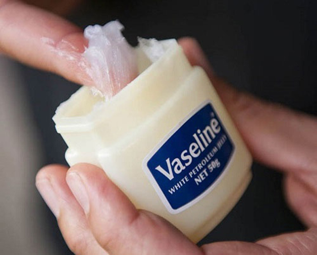 Có nên bôi Vaseline sau khi xăm môi