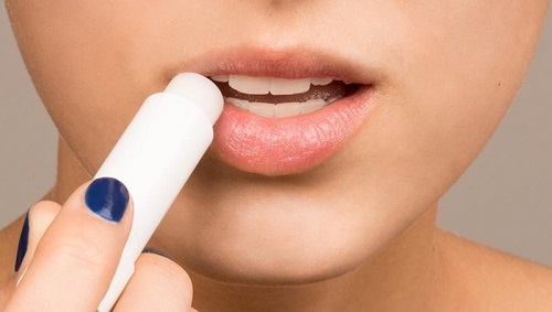 Sử dụng kem dưỡng môi sau xăm giúp màu môi lên đều hơn