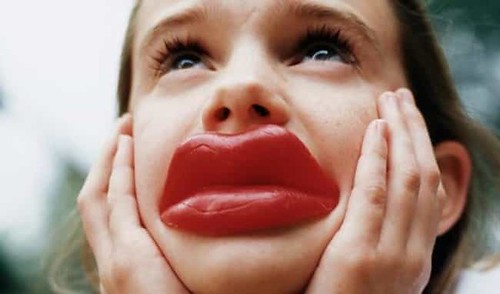 Dị ứng mực xăm môi là gì?