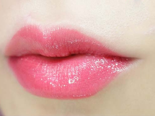 Quy trình phun môi màu hồng baby gồm nhiều bước.