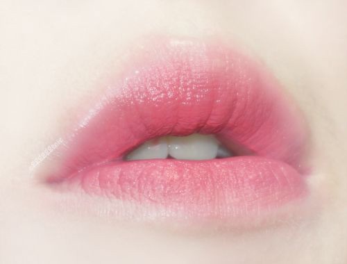 Phun môi hồng baby còn giúp bạn thể hiện cá tính của bản thân