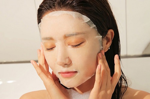 Đắp mặt nạ và bôi kem dưỡng ẩm cho da sau khi xông hơi xong
