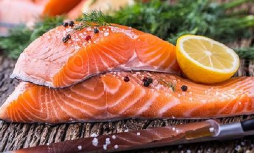 Cá hồi chứa nhiều đạm và chất béo làm giảm sưng tấy