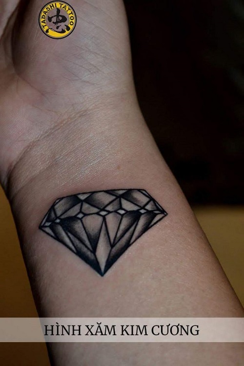 Hình xăm kim cương ở cổ tay.