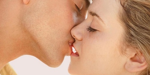 Khi bạn thực hiện phun môi tại những địa chỉ uy tín thì việc hôn môi sẽ trở nên an toàn.