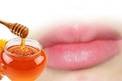 Phun môi xong bôi mật ong được không ?