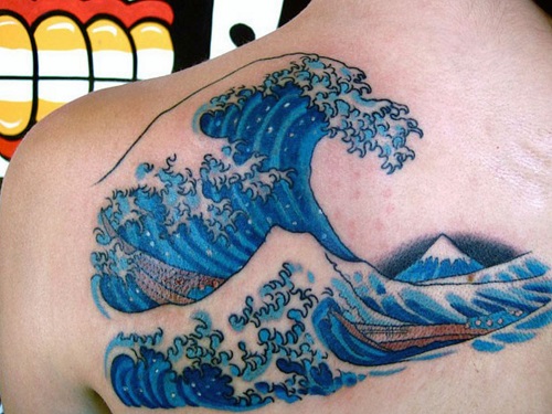 ý nghĩa hình xăm sóng nước trong tattoo mini.
